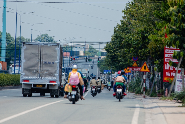 Nín thở khi đi trên "con đường tử thần" ở Bình Dương, nơi 2 mẹ con bị xe container lấn làn cán tử vong- Ảnh 1.