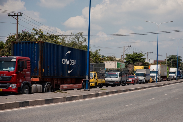 Nín thở khi đi trên "con đường tử thần" ở Bình Dương, nơi 2 mẹ con bị xe container lấn làn cán tử vong- Ảnh 7.