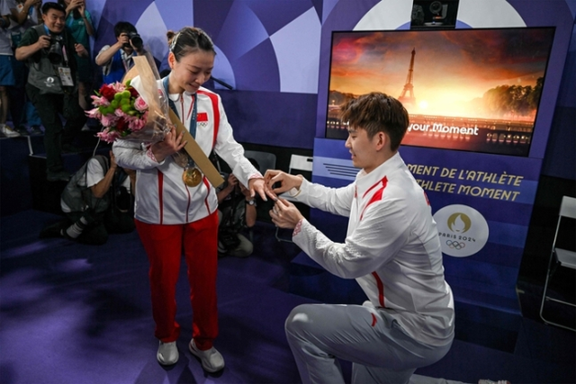 Màn cầu hôn đẹp như phim ở Olympic: VĐV cầu lông Trung Quốc vừa giành HCV liền được trai đẹp quỳ xuống trao nhẫn kim cương, bật khóc trước hàng nghìn người- Ảnh 1.