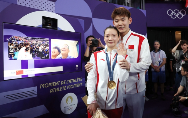 Màn cầu hôn đẹp như phim ở Olympic: VĐV cầu lông Trung Quốc vừa giành HCV liền được trai đẹp quỳ xuống trao nhẫn kim cương, bật khóc trước hàng nghìn người- Ảnh 3.