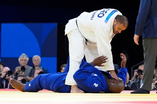 Huyền thoại judo bị đối thủ đá vào chỗ hiểm gây phẫn nộ, võ sĩ 