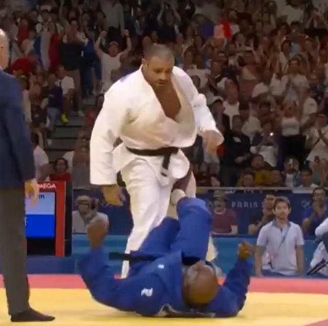 Huyền thoại judo bị đối thủ đá vào chỗ hiểm gây phẫn nộ, võ sĩ 