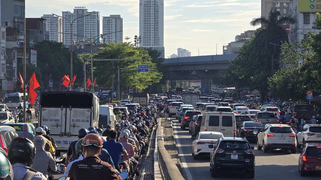 Đèn phanh đỏ rực một trục đường ở Hà Nội, ùn tắc kéo dài hàng kilomet- Ảnh 18.