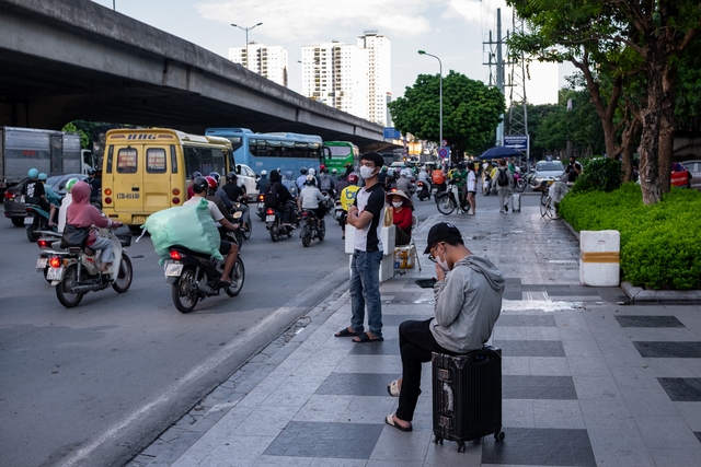 Đèn phanh đỏ rực một trục đường ở Hà Nội, ùn tắc kéo dài hàng kilomet- Ảnh 1.