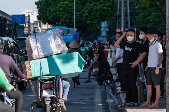 Đèn phanh đỏ rực một trục đường ở Hà Nội, ùn tắc kéo dài hàng kilomet- Ảnh 5.