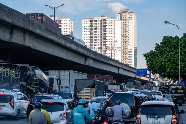 Đèn phanh đỏ rực một trục đường ở Hà Nội, ùn tắc kéo dài hàng kilomet- Ảnh 6.