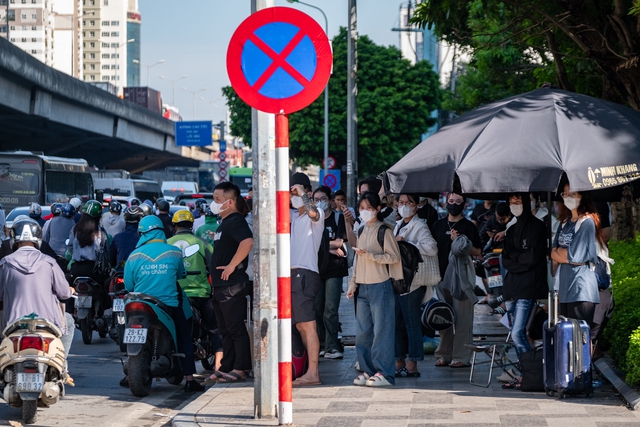 Đèn phanh đỏ rực một trục đường ở Hà Nội, ùn tắc kéo dài hàng kilomet- Ảnh 4.