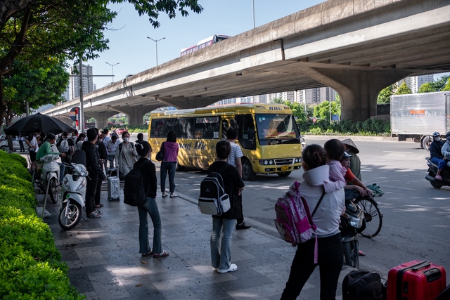 Đèn phanh đỏ rực một trục đường ở Hà Nội, ùn tắc kéo dài hàng kilomet- Ảnh 2.