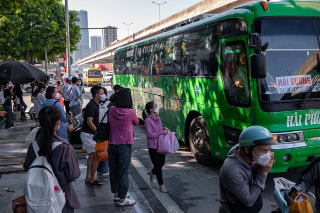 Đèn phanh đỏ rực một trục đường ở Hà Nội, ùn tắc kéo dài hàng kilomet- Ảnh 3.