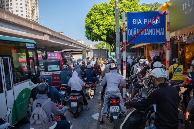 Đèn phanh đỏ rực một trục đường ở Hà Nội, ùn tắc kéo dài hàng kilomet- Ảnh 7.