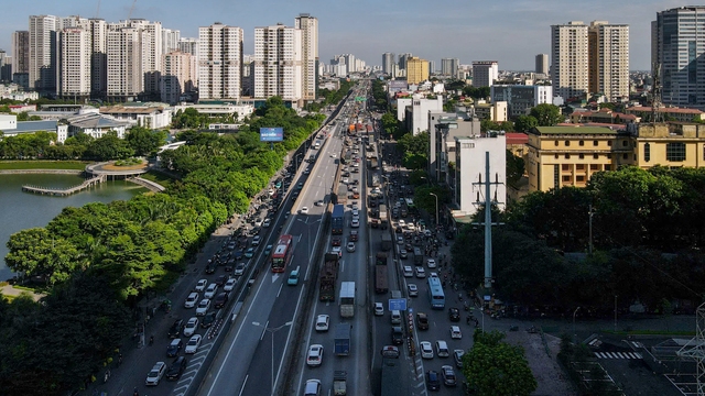 Đèn phanh đỏ rực một trục đường ở Hà Nội, ùn tắc kéo dài hàng kilomet- Ảnh 15.