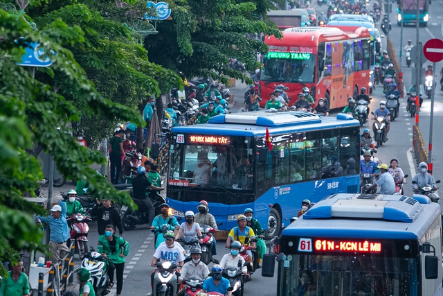 Đèn phanh đỏ rực một trục đường ở Hà Nội, ùn tắc kéo dài hàng kilomet- Ảnh 30.