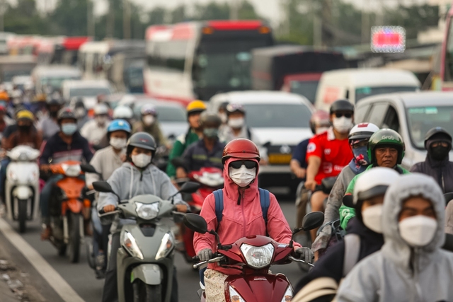 Đèn phanh đỏ rực một trục đường ở Hà Nội, ùn tắc kéo dài hàng kilomet- Ảnh 32.