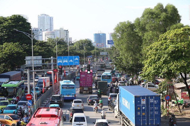 Đèn phanh đỏ rực một trục đường ở Hà Nội, ùn tắc kéo dài hàng kilomet- Ảnh 24.