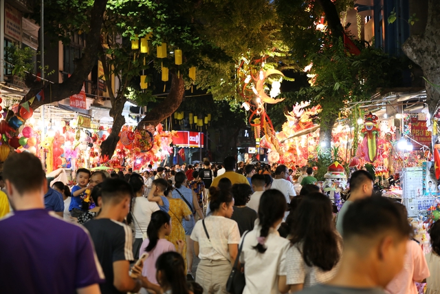 Người dân Hà Nội "đội mưa" đi chơi trong ngày đầu tiên của dịp nghỉ lễ 2/9- Ảnh 1.