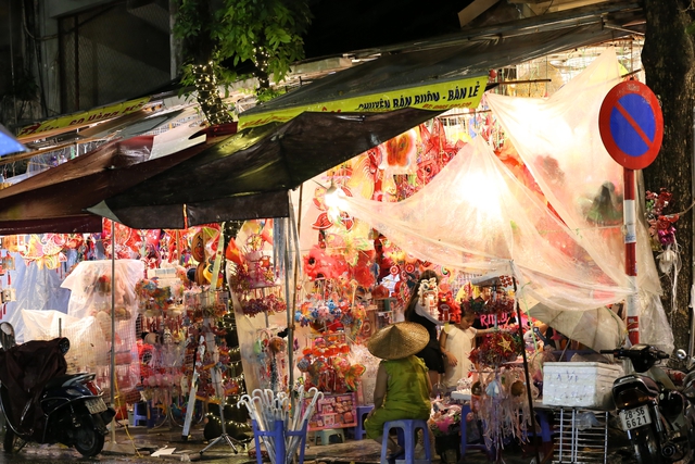 Người dân Hà Nội "đội mưa" đi chơi trong ngày đầu tiên của dịp nghỉ lễ 2/9- Ảnh 12.