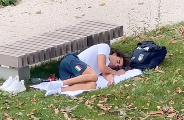 Olympic athlete caught sleeping in the park turns out to be the world's most attractive swimmer, with a face like a movie star and a body that everyone loves - Photo 1.