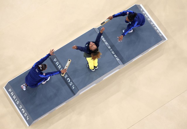 Extremely meaningful photo attracts 37 million views on the Olympic homepage: Rivals bow their heads to honor each other all their lives, sports have no enemies - Photo 7.