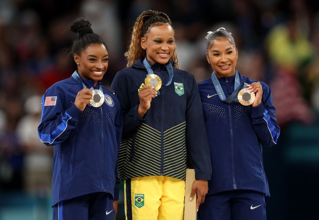 Extremely meaningful photo attracts 37 million views on the Olympic homepage: Rivals bow their heads to honor each other all their lives, sports have no enemies - Photo 3.