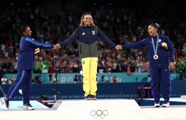 Extremely meaningful photo attracts 37 million views on the Olympic homepage: Rivals bow their heads to honor each other all their lives, sports have no enemies - Photo 6.