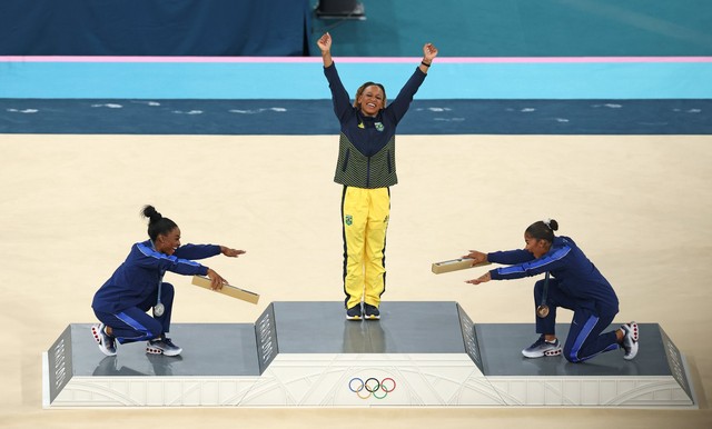 Extremely meaningful photo attracts 37 million views on the Olympic homepage: Rivals bow their heads to honor each other all their lives, sports have no enemies - Photo 1.