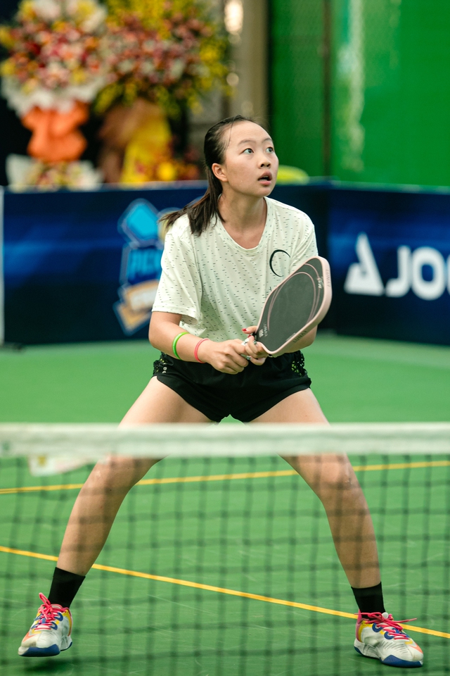 VĐV pickleball trẻ nhất Việt Nam - Sophia Phương Anh: Vừa học, vừa theo đuổi pickleball, "gây sốt" sau trận đấu giao lưu ấn tượng cùng "trai đẹp" Marcel Chan- Ảnh 2.