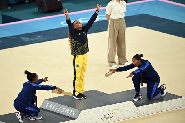 Extremely meaningful photo attracts 37 million views on the Olympic homepage: Rivals bow their heads to honor each other all their lives, sports have no enemies - Photo 8.