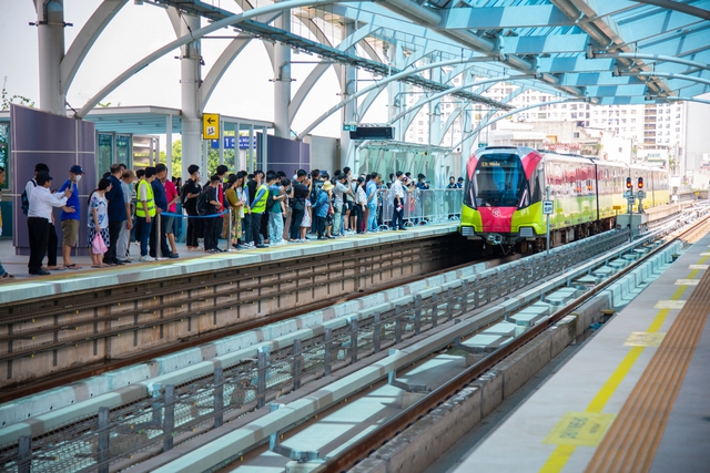 Trải nghiệm th&uacute; vị của c&aacute;c sinh vi&ecirc;n trong ng&agrave;y đầu tuyến Metro Nhổn - H&agrave; Nội đ&oacute;n kh&aacute;ch: Người tiếc v&igrave; ra trường th&igrave; t&agrave;u điện mới hoạt động, người h&aacute;o hức vượt hơn 10km sang 