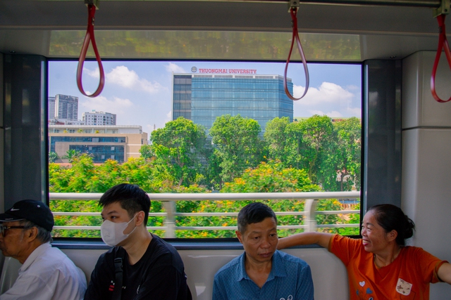 Trải nghiệm th&uacute; vị của c&aacute;c sinh vi&ecirc;n trong ng&agrave;y đầu tuyến Metro Nhổn - H&agrave; Nội đ&oacute;n kh&aacute;ch: Người tiếc v&igrave; ra trường th&igrave; t&agrave;u điện mới hoạt động, người h&aacute;o hức vượt hơn 10km sang 