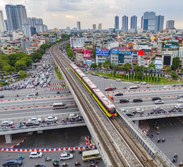 Trải nghiệm th&uacute; vị của c&aacute;c sinh vi&ecirc;n trong ng&agrave;y đầu tuyến Metro Nhổn - H&agrave; Nội đ&oacute;n kh&aacute;ch: Người tiếc v&igrave; ra trường th&igrave; t&agrave;u điện mới hoạt động, người h&aacute;o hức vượt hơn 10km sang 