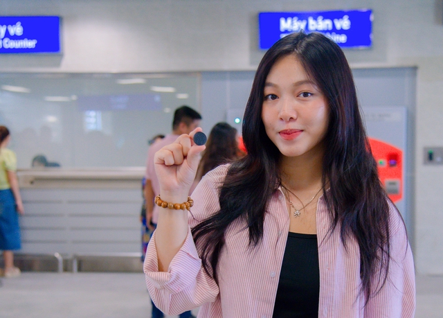 Trải nghiệm th&uacute; vị của c&aacute;c sinh vi&ecirc;n trong ng&agrave;y đầu tuyến Metro Nhổn - H&agrave; Nội đ&oacute;n kh&aacute;ch: Người tiếc v&igrave; ra trường th&igrave; t&agrave;u điện mới hoạt động, người h&aacute;o hức vượt hơn 10km sang 