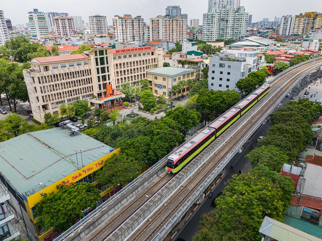 Trải nghiệm th&uacute; vị của c&aacute;c sinh vi&ecirc;n trong ng&agrave;y đầu tuyến Metro Nhổn - H&agrave; Nội đ&oacute;n kh&aacute;ch: Người tiếc v&igrave; ra trường th&igrave; t&agrave;u điện mới hoạt động, người h&aacute;o hức vượt hơn 10km sang 
