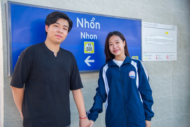 Trải nghiệm th&uacute; vị của c&aacute;c sinh vi&ecirc;n trong ng&agrave;y đầu tuyến Metro Nhổn - H&agrave; Nội đ&oacute;n kh&aacute;ch: Người tiếc v&igrave; ra trường th&igrave; t&agrave;u điện mới hoạt động, người h&aacute;o hức vượt hơn 10km sang 
