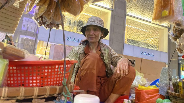 Gánh bánh tráng "bà chủ ngủ gục" độc lạ ở trung tâm TP.HCM: Khách tự trộn, tự trả tiền, thậm chí ngồi bán giùm- Ảnh 1. Gánh bánh tráng "bà chủ ngủ gục" độc lạ ở trung tâm TP.HCM: Khách tự trộn, tự trả tiền, thậm chí ngồi bán giùm- Ảnh 1.