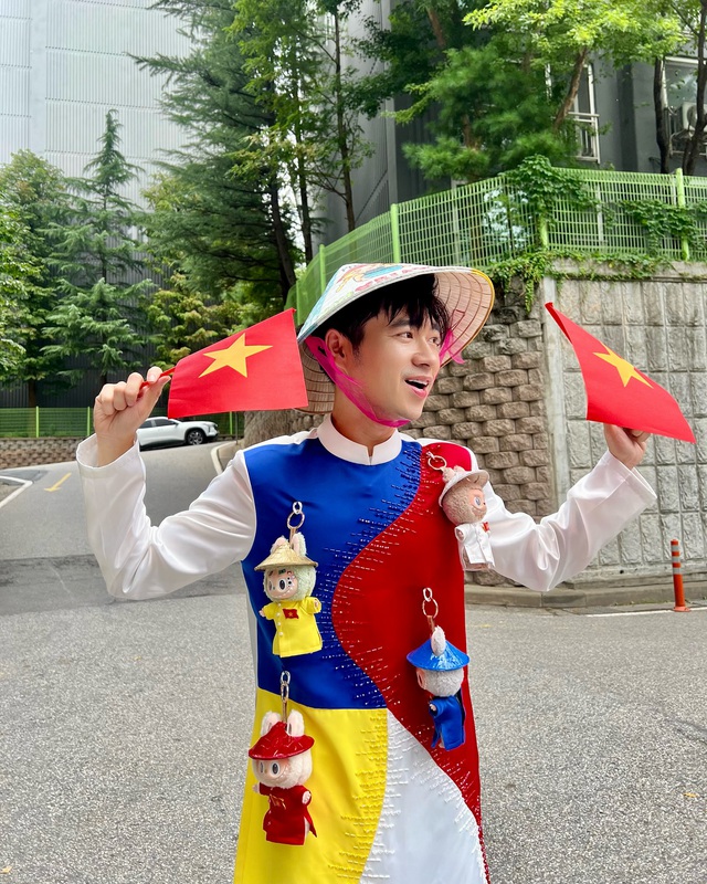 BLACKPINK đội n&oacute;n l&aacute; n&oacute;i "t&ocirc;i y&ecirc;u Việt Nam" trong ng&agrave;y kỉ niệm 8 năm debut, c&aacute;c fan Việt "rước d&acirc;u" th&agrave;nh c&ocirc;ng rồi nha!- Ảnh 8.