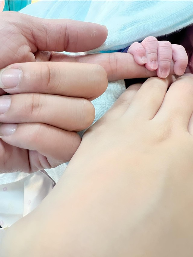 Vợ chồng ca sĩ Vbiz chính thức chào đón con trai sau 4 tháng đám cưới- Ảnh 2.