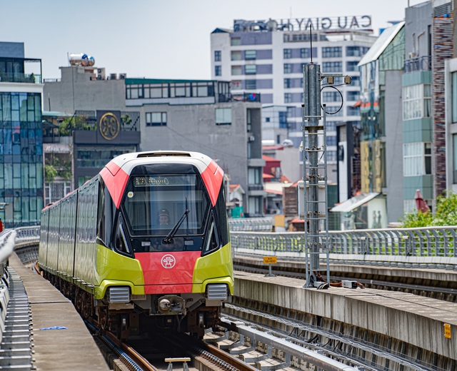 Trải nghiệm thú vị của các sinh viên trong ngày đầu tuyến Metro Nhổn - Hà Nội đón khách: Người tiếc vì ra trường thì tàu điện mới hoạt động, người háo hức vượt hơn 10km sang 