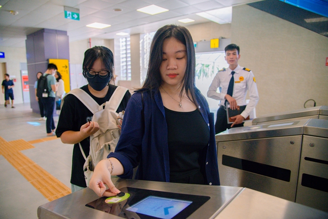 Trải nghiệm th&uacute; vị của c&aacute;c sinh vi&ecirc;n trong ng&agrave;y đầu tuyến Metro Nhổn - H&agrave; Nội đ&oacute;n kh&aacute;ch: Người tiếc v&igrave; ra trường th&igrave; t&agrave;u điện mới hoạt động, người h&aacute;o hức vượt hơn 10km sang 