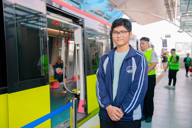 Trải nghiệm th&uacute; vị của c&aacute;c sinh vi&ecirc;n trong ng&agrave;y đầu tuyến Metro Nhổn - H&agrave; Nội đ&oacute;n kh&aacute;ch: Người tiếc v&igrave; ra trường th&igrave; t&agrave;u điện mới hoạt động, người h&aacute;o hức vượt hơn 10km sang 