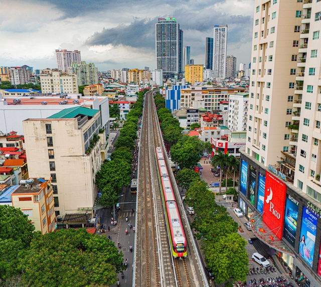 Trải nghiệm thú vị của các sinh viên trong ngày đầu tuyến Metro Nhổn - Hà Nội đón khách: Người tiếc vì ra trường thì tàu điện mới hoạt động, người háo hức vượt hơn 10km sang 