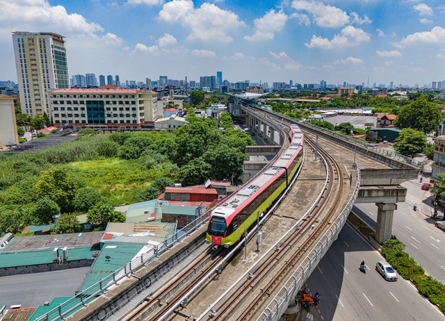 Trải nghiệm th&uacute; vị của c&aacute;c sinh vi&ecirc;n trong ng&agrave;y đầu tuyến Metro Nhổn - H&agrave; Nội đ&oacute;n kh&aacute;ch: Người tiếc v&igrave; ra trường th&igrave; t&agrave;u điện mới hoạt động, người h&aacute;o hức vượt hơn 10km sang 