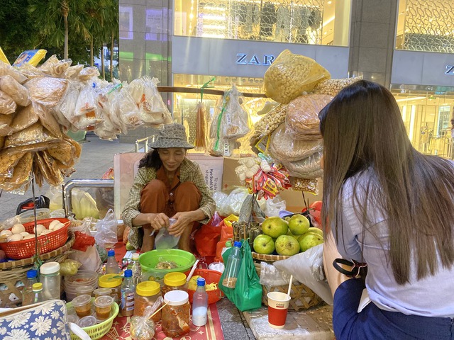 Gánh bánh tráng "bà chủ ngủ gục" độc lạ ở trung tâm TP.HCM: Khách tự trộn, tự trả tiền, thậm chí ngồi bán giùm- Ảnh 6. Gánh bánh tráng "bà chủ ngủ gục" độc lạ ở trung tâm TP.HCM: Khách tự trộn, tự trả tiền, thậm chí ngồi bán giùm- Ảnh 6.