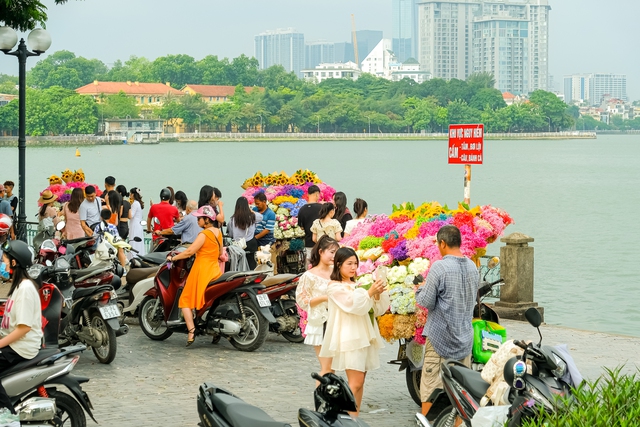 Hà Nội 1/9: Các điểm du lịch lịch sử hút khách, giới trẻ thong thả đi cà phê tận hưởng mùa thu "Tết Độc lập"- Ảnh 15.