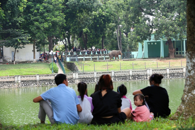 Hàng nghìn người đổ về một công viên ở Hà Nội dịp lễ 2/9, cổng mua vé chật kín không còn lối đi!- Ảnh 18.