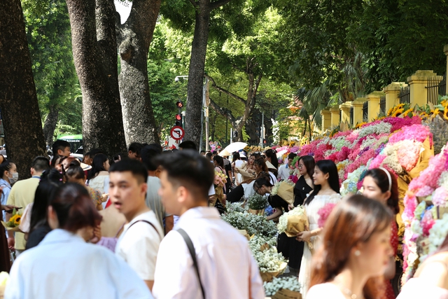 Hà Nội: Đông nghịt "nàng thơ" chen chân chụp ảnh dưới ánh nắng mùa thu trên phố Phan Đình Phùng, Hoàng Diệu- Ảnh 2.