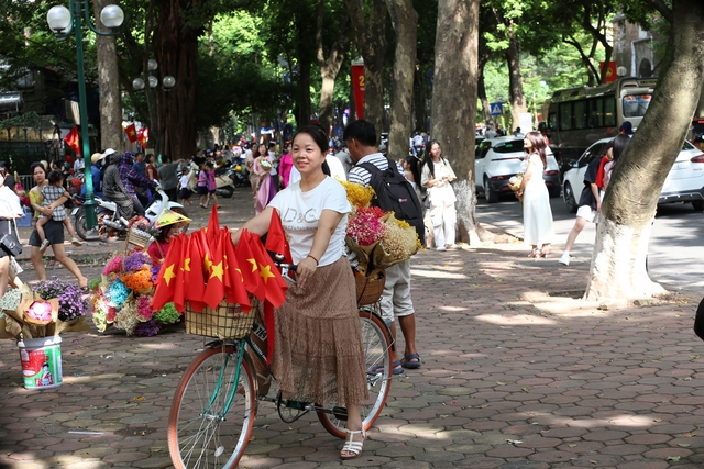 Hà Nội: Đông nghịt "nàng thơ" chen chân chụp ảnh dưới ánh nắng mùa thu trên phố Phan Đình Phùng, Hoàng Diệu- Ảnh 15.