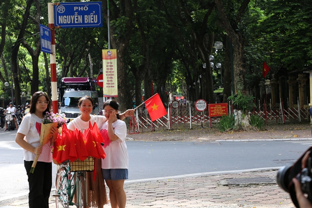 Hà Nội: Đông nghịt "nàng thơ" chen chân chụp ảnh dưới ánh nắng mùa thu trên phố Phan Đình Phùng, Hoàng Diệu- Ảnh 16.