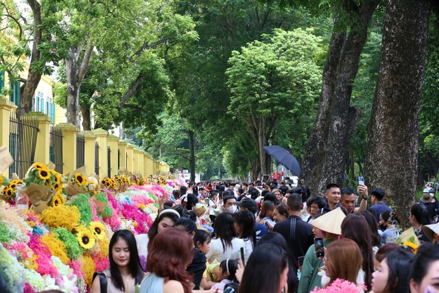 Hà Nội: Đông nghịt "nàng thơ" chen chân chụp ảnh dưới ánh nắng mùa thu trên phố Phan Đình Phùng, Hoàng Diệu- Ảnh 18.