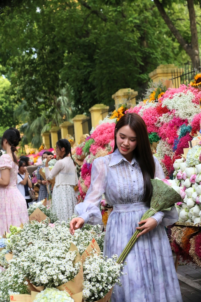 Hà Nội: Đông nghịt "nàng thơ" chen chân chụp ảnh dưới ánh nắng mùa thu trên phố Phan Đình Phùng, Hoàng Diệu- Ảnh 10.