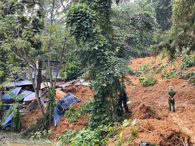 Làng Nủ tang thương sau cơn lũ quét: 29 em học sinh thiệt mạng và mất tích; Con số tử vong không ngừng tăng cao- Ảnh 4.